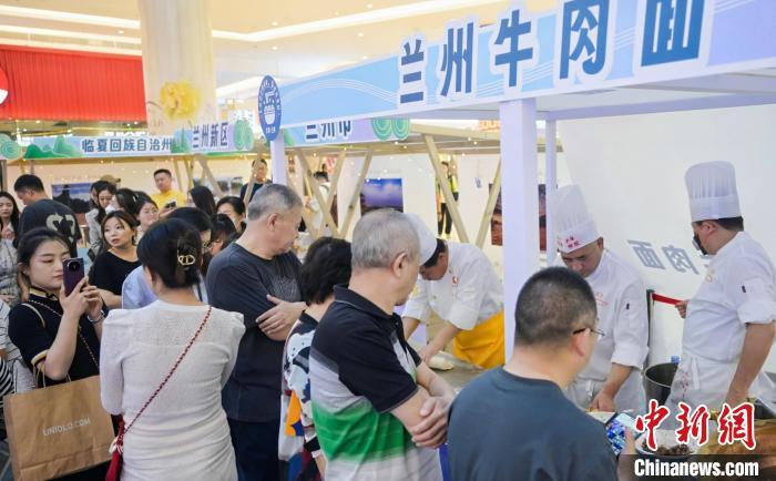 5月11日,“醉美玉如意·感恩幫扶情”甘肅(天津)文創(chuàng)非遺市集和特色美食展示活動(dòng)在天津舉行。(天津市文旅局供圖) 5月11日,“醉美玉如意·感恩幫扶情”甘肅(天津)文創(chuàng)非遺市集和特色美食展示活動(dòng)在天津舉行。(天津市文旅局供圖)