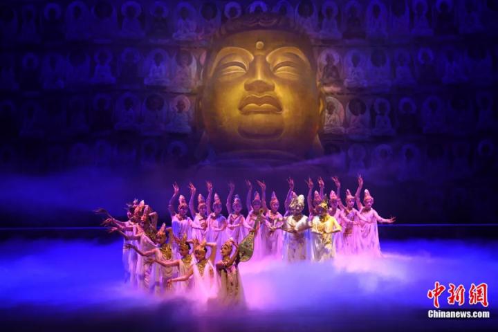 2024年2月23日晚,中國經(jīng)典舞劇《絲路花雨》在甘肅蘭州演出恭賀新春。李亞龍 攝 2024年2月23日晚,中國經(jīng)典舞劇《絲路花雨》在甘肅蘭州演出恭賀新春。李亞龍 攝