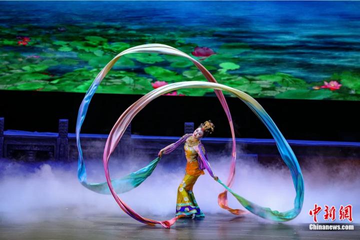 2023年4月17日晚,中國經(jīng)典舞劇《絲路花雨》在澳門百老匯劇場演出。甘肅演藝集團(tuán) 供圖 2023年4月17日晚,中國經(jīng)典舞劇《絲路花雨》在澳門百老匯劇場演出。甘肅演藝集團(tuán) 供圖