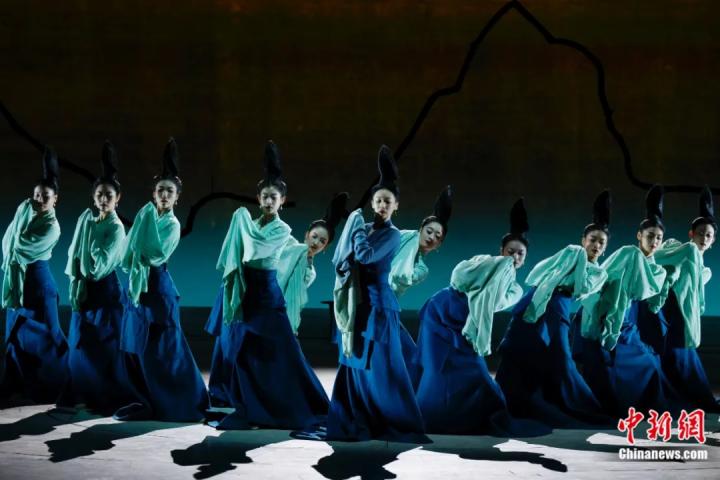 2024年2月29日晚,舞蹈詩劇《只此青綠》在北京上演,多國駐華使節(jié)和國際組織代表前來觀賞。韓海丹 攝 2024年2月29日晚,舞蹈詩劇《只此青綠》在北京上演,多國駐華使節(jié)和國際組織代表前來觀賞。韓海丹 攝