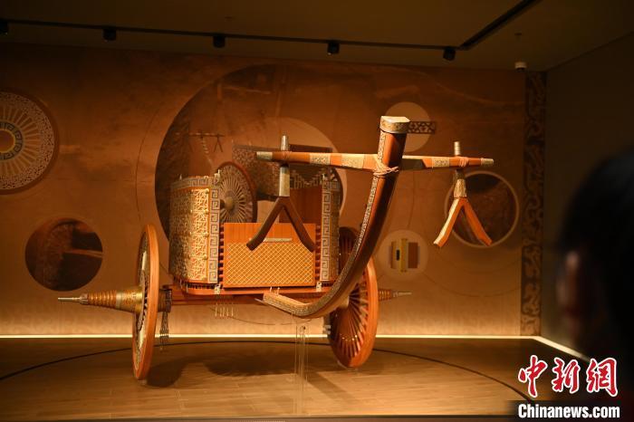 甘肅張家川縣馬家塬車輿博物館內展陳的等比例復原戰國西戎車輿 中新社記者 李亞龍 攝