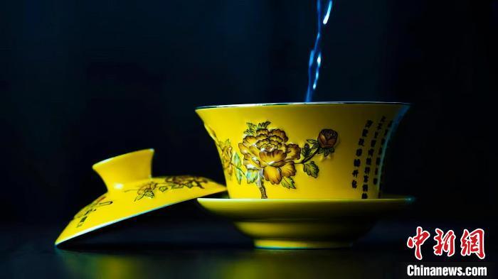 2023年5月，拍攝的臨夏特色茶飲——蓋碗茶。(資料圖)臨夏市融媒體中心供圖