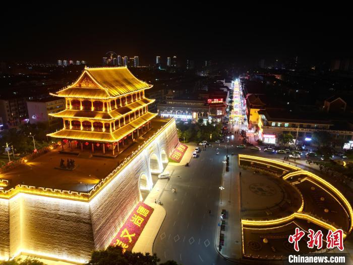 圖為武威市標志性建筑涼州古城門燈光亮起。(無人機照片) 戴文昌 攝</p><p> 圖為武威市標志性建筑涼州古城門燈光亮起。(無人機照片) 戴文昌 攝</p><p>