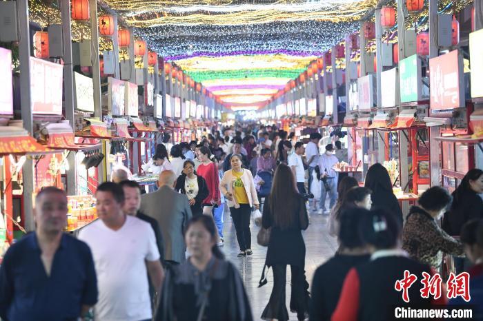 圖為燈光亮起,明清街夜市人氣漸旺。 戴文昌 攝</p><p> 圖為燈光亮起,明清街夜市人氣漸旺。 戴文昌 攝</p><p>