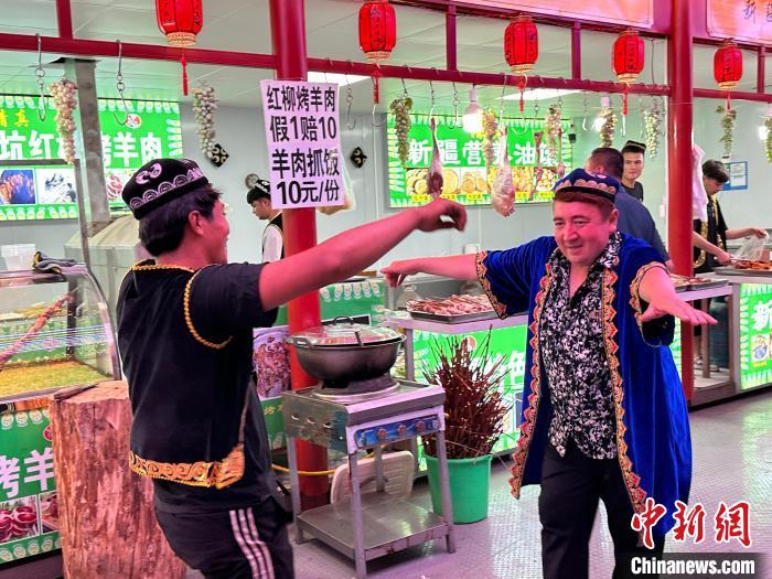 圖為餐飲經營者在“西涼不夜城”跳起舞蹈引客。 戴文昌 攝</p><p> 圖為餐飲經營者在“西涼不夜城”跳起舞蹈引客。 戴文昌 攝</p><p>