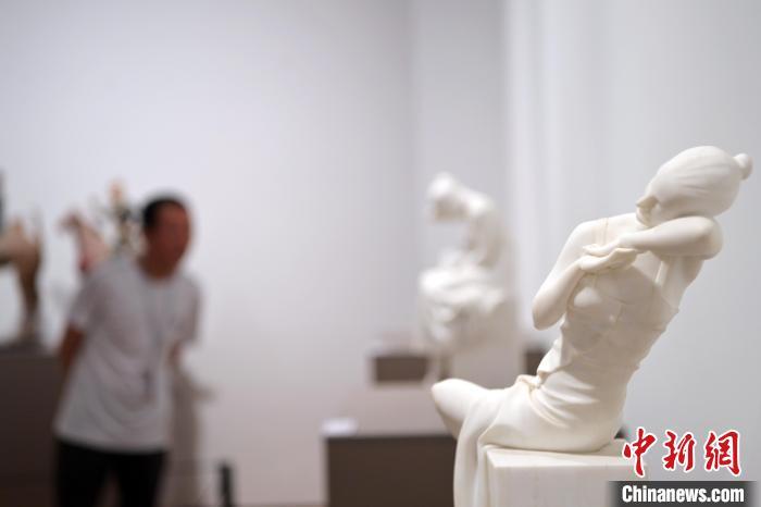 5月21日，在“絲路印跡”雕塑藝術作品展展出的作品《綺羅香·香》。九美旦增 攝</p>
<p>