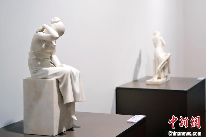 5月21日，在“絲路印跡”雕塑藝術作品展展出的雕塑作品《聲聲慢·艾艾》。九美旦增 攝</p>
<p>