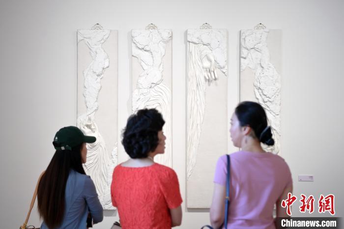 5月21日，觀眾參觀在“絲路印跡”雕塑藝術作品展展出的作品《無相》。九美旦增 攝</p>
<p>