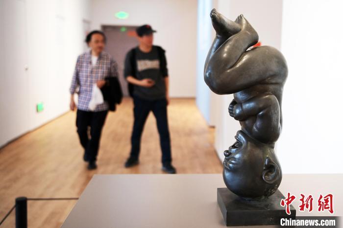 5月21日，觀眾參觀“絲路印跡”雕塑藝術作品展展出的雕塑作品。九美旦增 攝</p>
<p>