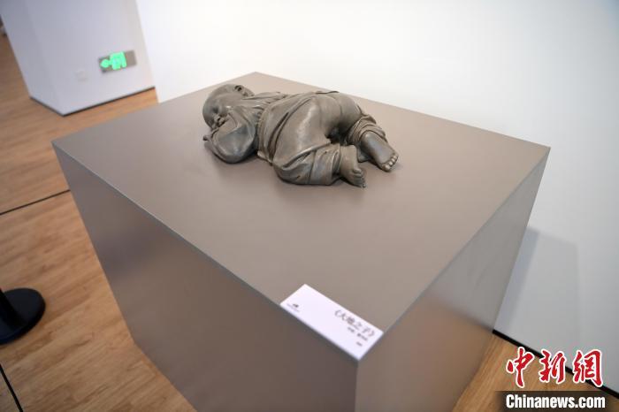 5月21日，在“絲路印跡”雕塑藝術作品展展出的作品《大地之子》。九美旦增 攝</p>
<p>