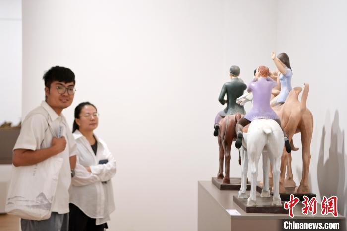 5月21日，觀眾參觀在“絲路印跡”雕塑藝術作品展展出的雕塑作品《絲路話語》。九美旦增 攝</p>
<p>