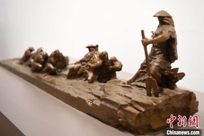 5月21日，在“絲路印跡”雕塑藝術作品展展出的作品《治水為民·禹德九州》。九美旦增 攝</p>
<p>