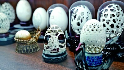 八坊十三巷手工藝館內的蛋雕作品 張宸萁 攝