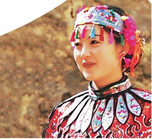 身著慶陽云領子的姑娘 資料圖