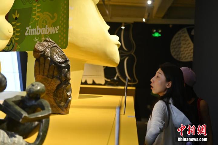 圖為游客參觀藝術展。中新社記者 李亞龍 攝 圖為游客參觀藝術展。中新社記者 李亞龍 攝