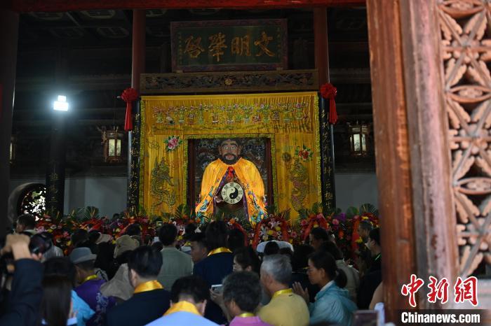 6月21日,2024(甲辰)年公祭中華人文始祖伏羲大典在甘肅天水舉行,來自海峽兩岸及港澳地區約500人現場共祭中華人文始祖伏羲。中新社記者 李亞龍 攝 6月21日,2024(甲辰)年公祭中華人文始祖伏羲大典在甘肅天水舉行,來自海峽兩岸及港澳地區約500人現場共祭中華人文始祖伏羲。中新社記者 李亞龍 攝