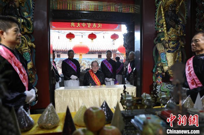 6月21日,“2024(甲辰年)兩岸共祭人文始祖伏羲典禮”在臺灣新北舉行。擔任主祭官的先嗇宮董事長、中國國民黨前秘書長李乾龍(中)出席典禮并擔任主祭官。中新社記者 張曉曦 攝 6月21日,“2024(甲辰年)兩岸共祭人文始祖伏羲典禮”在臺灣新北舉行。擔任主祭官的先嗇宮董事長、中國國民黨前秘書長李乾龍(中)出席典禮并擔任主祭官。中新社記者 張曉曦 攝
