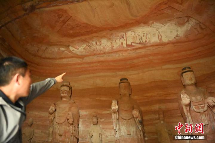 7月15日,甘肅省平涼市涇川縣百里石窟長廊中的南石窟寺1號窟內,工作人員介紹窟內僅存的浮雕——佛傳故事。百里石窟長廊位于涇川縣境內,由512個石窟、5眼窟中石井組成,現存王母宮石窟、鳳凰山石窟、南石窟寺、丈八寺石窟、羅漢洞石窟、太山寺石窟等規模較大的石窟群,還有數量眾多的小石窟群。南石窟寺開鑿于北魏永平三年,其中1號窟屬于大型七佛窟,七佛高達6米。中新社記者 李亞龍 攝</p>
<p> 7月15日,甘肅省平涼市涇川縣百里石窟長廊中的南石窟寺1號窟內,工作人員介紹窟內僅存的浮雕——佛傳故事。百里石窟長廊位于涇川縣境內,由512個石窟、5眼窟中石井組成,現存王母宮石窟、鳳凰山石窟、南石窟寺、丈八寺石窟、羅漢洞石窟、太山寺石窟等規模較大的石窟群,還有數量眾多的小石窟群。南石窟寺開鑿于北魏永平三年,其中1號窟屬于大型七佛窟,七佛高達6米。中新社記者 李亞龍 攝</p>
<p>