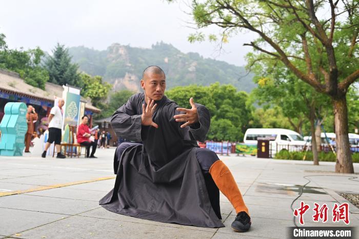 7月14日,甘肅省平?jīng)鍪嗅轻忌骄皡^(qū)內(nèi),嵩山少林弟子展示武藝。7月13日至14日,“2024年北京體育大學(xué)第十五屆國際武術(shù)比賽交流大會暨首屆崆峒山國際武術(shù)大會”舉行,大會也在崆峒山景區(qū)進(jìn)行問道崆峒、武術(shù)高級研修班、崆峒拜師等系列活動。中新社記者 李亞龍 攝</p>
<p> 7月14日,甘肅省平?jīng)鍪嗅轻忌骄皡^(qū)內(nèi),嵩山少林弟子展示武藝。7月13日至14日,“2024年北京體育大學(xué)第十五屆國際武術(shù)比賽交流大會暨首屆崆峒山國際武術(shù)大會”舉行,大會也在崆峒山景區(qū)進(jìn)行問道崆峒、武術(shù)高級研修班、崆峒拜師等系列活動。中新社記者 李亞龍 攝</p>
<p>