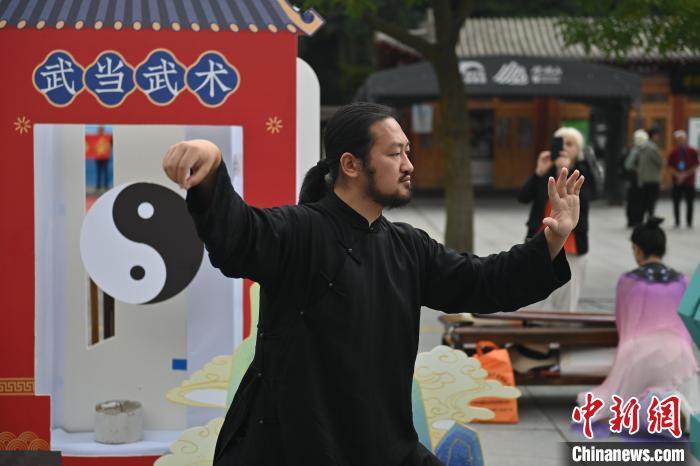 7月14日,甘肅省平?jīng)鍪嗅轻忌骄皡^(qū)內(nèi),武當(dāng)玄武派傳承人展示武當(dāng)武術(shù)。7月13日至14日,“2024年北京體育大學(xué)第十五屆國際武術(shù)比賽交流大會暨首屆崆峒山國際武術(shù)大會”舉行,大會也在崆峒山景區(qū)進(jìn)行問道崆峒、武術(shù)高級研修班、崆峒拜師等系列活動。中新社記者 李亞龍 攝</p>
<p> 7月14日,甘肅省平?jīng)鍪嗅轻忌骄皡^(qū)內(nèi),武當(dāng)玄武派傳承人展示武當(dāng)武術(shù)。7月13日至14日,“2024年北京體育大學(xué)第十五屆國際武術(shù)比賽交流大會暨首屆崆峒山國際武術(shù)大會”舉行,大會也在崆峒山景區(qū)進(jìn)行問道崆峒、武術(shù)高級研修班、崆峒拜師等系列活動。中新社記者 李亞龍 攝</p>
<p>
