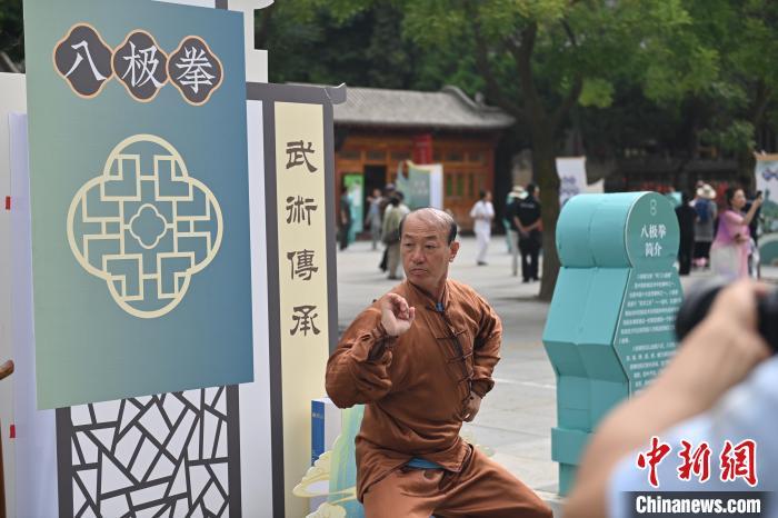 7月14日,甘肅省平?jīng)鍪嗅轻忌骄皡^(qū)內(nèi),八極拳傳承人展示八極拳。7月13日至14日,“2024年北京體育大學(xué)第十五屆國際武術(shù)比賽交流大會暨首屆崆峒山國際武術(shù)大會”舉行,大會也在崆峒山景區(qū)進(jìn)行問道崆峒、武術(shù)高級研修班、崆峒拜師等系列活動。中新社記者 李亞龍 攝</p>
<p> 7月14日,甘肅省平?jīng)鍪嗅轻忌骄皡^(qū)內(nèi),八極拳傳承人展示八極拳。7月13日至14日,“2024年北京體育大學(xué)第十五屆國際武術(shù)比賽交流大會暨首屆崆峒山國際武術(shù)大會”舉行,大會也在崆峒山景區(qū)進(jìn)行問道崆峒、武術(shù)高級研修班、崆峒拜師等系列活動。中新社記者 李亞龍 攝</p>
<p>