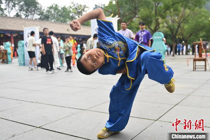 7月14日,甘肅省平?jīng)鍪嗅轻忌骄皡^(qū)內(nèi),小朋友展示查拳。7月13日至14日,“2024年北京體育大學(xué)第十五屆國際武術(shù)比賽交流大會暨首屆崆峒山國際武術(shù)大會”舉行,大會也在崆峒山景區(qū)進(jìn)行問道崆峒、武術(shù)高級研修班、崆峒拜師等系列活動。中新社記者 李亞龍 攝</p>
<p> 7月14日,甘肅省平?jīng)鍪嗅轻忌骄皡^(qū)內(nèi),小朋友展示查拳。7月13日至14日,“2024年北京體育大學(xué)第十五屆國際武術(shù)比賽交流大會暨首屆崆峒山國際武術(shù)大會”舉行,大會也在崆峒山景區(qū)進(jìn)行問道崆峒、武術(shù)高級研修班、崆峒拜師等系列活動。中新社記者 李亞龍 攝</p>
<p>