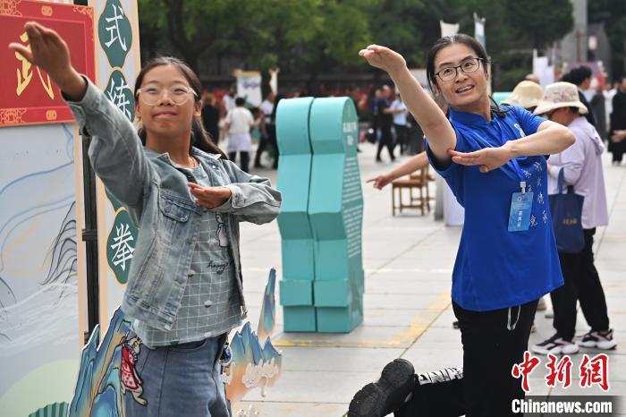 7月14日,甘肅省平?jīng)鍪嗅轻忌骄皡^(qū)內(nèi),霍氏練手拳傳承人、霍元甲玄孫女霍靜虹(右)教授武術(shù)愛好者霍氏練手拳。7月13日至14日,“2024年北京體育大學(xué)第十五屆國際武術(shù)比賽交流大會暨首屆崆峒山國際武術(shù)大會”舉行,大會也在崆峒山景區(qū)進(jìn)行問道崆峒、武術(shù)高級研修班、崆峒拜師等系列活動。中新社記者 李亞龍 攝</p>
<p> 7月14日,甘肅省平?jīng)鍪嗅轻忌骄皡^(qū)內(nèi),霍氏練手拳傳承人、霍元甲玄孫女霍靜虹(右)教授武術(shù)愛好者霍氏練手拳。7月13日至14日,“2024年北京體育大學(xué)第十五屆國際武術(shù)比賽交流大會暨首屆崆峒山國際武術(shù)大會”舉行,大會也在崆峒山景區(qū)進(jìn)行問道崆峒、武術(shù)高級研修班、崆峒拜師等系列活動。中新社記者 李亞龍 攝</p>
<p>