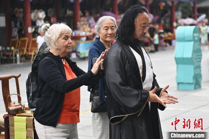 7月14日,甘肅省平?jīng)鍪嗅轻忌骄皡^(qū)內(nèi),外籍武術(shù)愛好者感受青城武術(shù)。7月13日至14日,“2024年北京體育大學(xué)第十五屆國際武術(shù)比賽交流大會暨首屆崆峒山國際武術(shù)大會”舉行,大會也在崆峒山景區(qū)進(jìn)行問道崆峒、武術(shù)高級研修班、崆峒拜師等系列活動。中新社記者 李亞龍 攝</p>
<p> 7月14日,甘肅省平?jīng)鍪嗅轻忌骄皡^(qū)內(nèi),外籍武術(shù)愛好者感受青城武術(shù)。7月13日至14日,“2024年北京體育大學(xué)第十五屆國際武術(shù)比賽交流大會暨首屆崆峒山國際武術(shù)大會”舉行,大會也在崆峒山景區(qū)進(jìn)行問道崆峒、武術(shù)高級研修班、崆峒拜師等系列活動。中新社記者 李亞龍 攝</p>
<p>