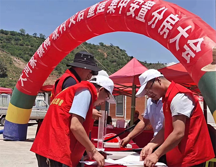 1721382251200305.jpg 在大河家鎮梅坡村災后重建集中安置分房大會的現場,積石山縣紀委監委干部全程監督房號裁裝、組織抽號等工作。.jpg