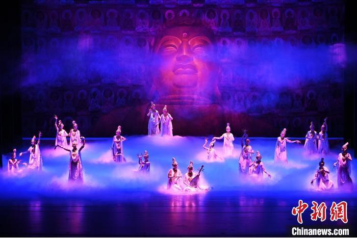 7月18日晚,中國經典舞劇《絲路花雨》在甘肅蘭州黃河劇院進行演出。中國經典舞劇《絲路花雨》迎來45周年,7月17日-8月4日在蘭州開啟為期多天的駐場演出。該舞劇取材于敦煌莫高窟壁畫,集中國霓裳羽衣舞、敦煌舞、印度舞、黑巾舞、波斯馬鈴舞等于一身,自1979年演出至今,該劇先后在40多個國家和地區演出近4000場,觀眾550多萬人次。中新社記者 李亞龍 攝</p>
<p> 7月18日晚,中國經典舞劇《絲路花雨》在甘肅蘭州黃河劇院進行演出。中國經典舞劇《絲路花雨》迎來45周年,7月17日-8月4日在蘭州開啟為期多天的駐場演出。該舞劇取材于敦煌莫高窟壁畫,集中國霓裳羽衣舞、敦煌舞、印度舞、黑巾舞、波斯馬鈴舞等于一身,自1979年演出至今,該劇先后在40多個國家和地區演出近4000場,觀眾550多萬人次。中新社記者 李亞龍 攝</p>
<p>