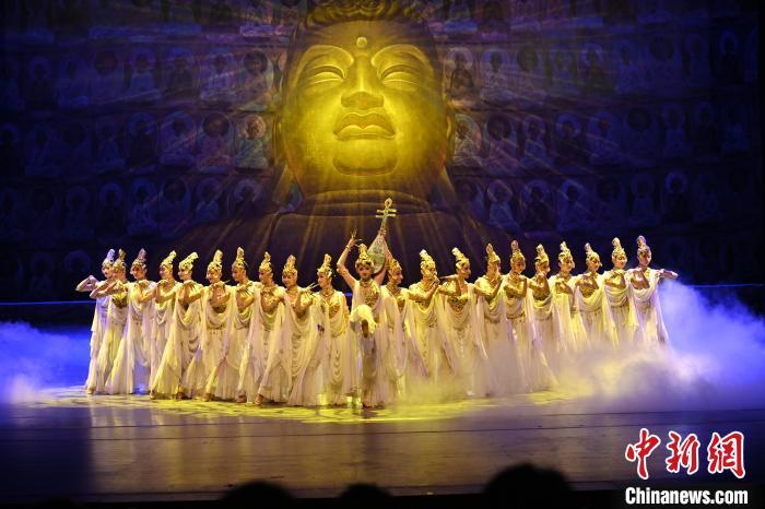 7月18日晚，中國經(jīng)典舞劇《絲路花雨》在甘肅蘭州黃河劇院演出。李亞龍 攝