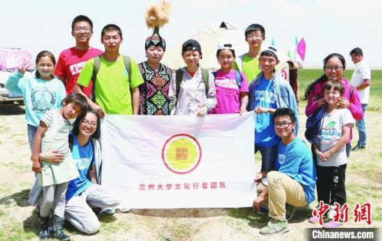 圖為蘭州大學(xué)文化行者團(tuán)隊(duì)走進(jìn)民族社區(qū)。(資料圖)蘭州大學(xué)供圖 圖為蘭州大學(xué)文化行者團(tuán)隊(duì)走進(jìn)民族社區(qū)。(資料圖)蘭州大學(xué)供圖