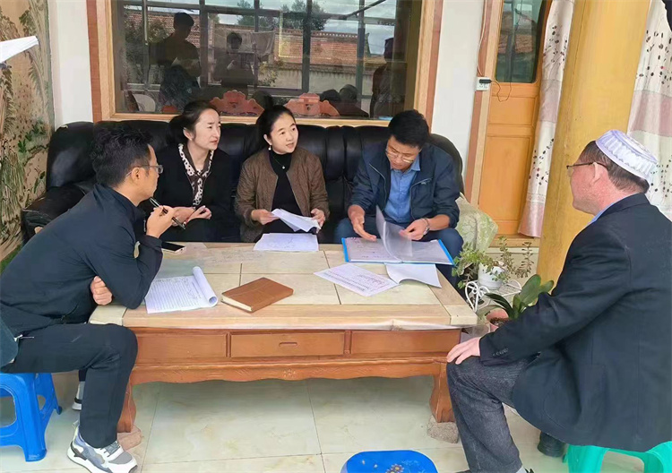 臨潭縣卓洛鄉紀委工作人員在下園子村農戶家中了解在發放大病救助補助資金中是否存在落實不及時、不到位等作風方面的問題。.jpg