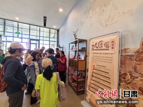 近日,玉門(mén)關(guān)遺址景區(qū)開(kāi)啟了一場(chǎng)精彩紛呈的玉關(guān)詩(shī)詞挑戰(zhàn)賽,吸引眾多游人參與其中。玉門(mén)關(guān)遺址景區(qū)供圖 近日,玉門(mén)關(guān)遺址景區(qū)開(kāi)啟了一場(chǎng)精彩紛呈的玉關(guān)詩(shī)詞挑戰(zhàn)賽,吸引眾多游人參與其中。玉門(mén)關(guān)遺址景區(qū)供圖