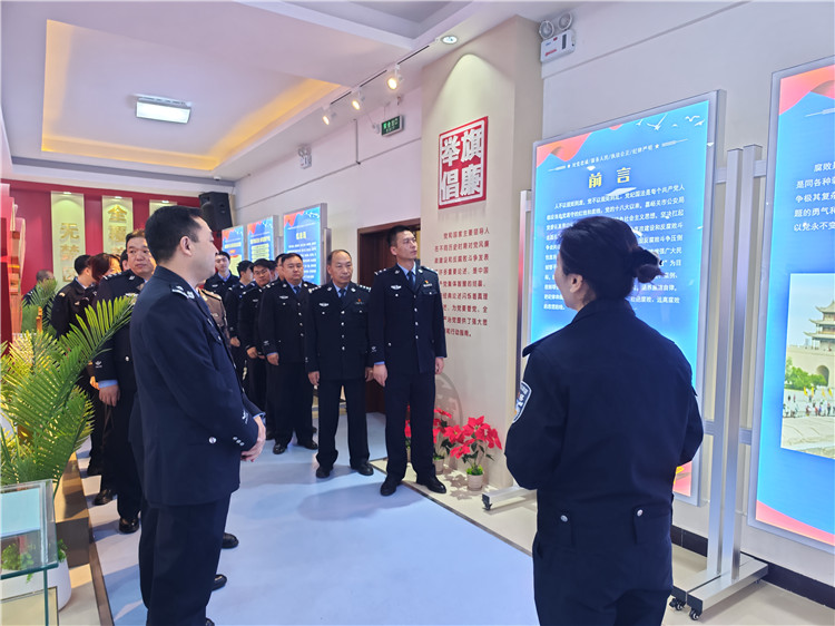 1736205653231604.jpg 嘉峪關(guān)市公安局明珠路派出所參觀市公安局紀(jì)法廉政警示教育基地。.jpg
