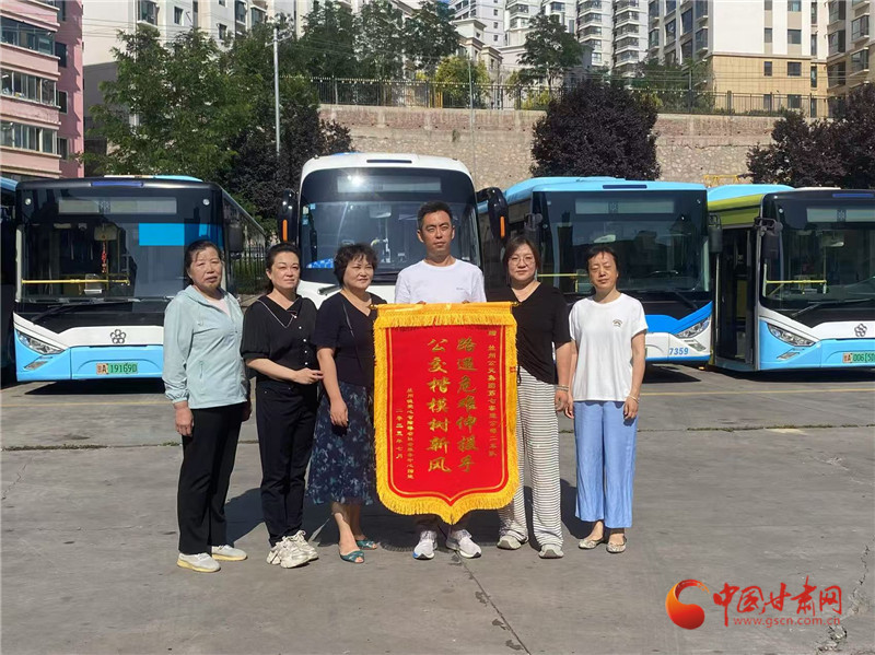 癲癇少年暈倒 蘭州公交司機(jī)妥善施救